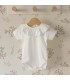 body bebé blanco cuello volante ribete celeste algodón suave detalle verano elegante