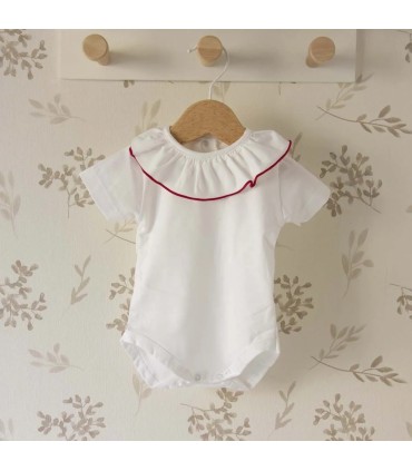 body bebé blanco cuello volante ribete rojo algodón suave detalle verano vibrante