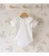 body bebé blanco cuello volante rosa empolvado algodón suave detalle verano dulce