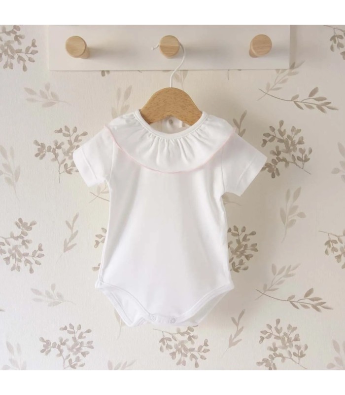 body bebé blanco cuello volante rosa empolvado algodón suave detalle verano dulce