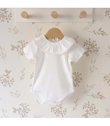 body bebé blanco cuello volante rosa empolvado algodón suave detalle verano dulce