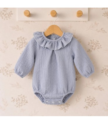 Pelele Estena bebé azul empolvado de tejido ligero con textura y amplio cuello de volante Calamaro