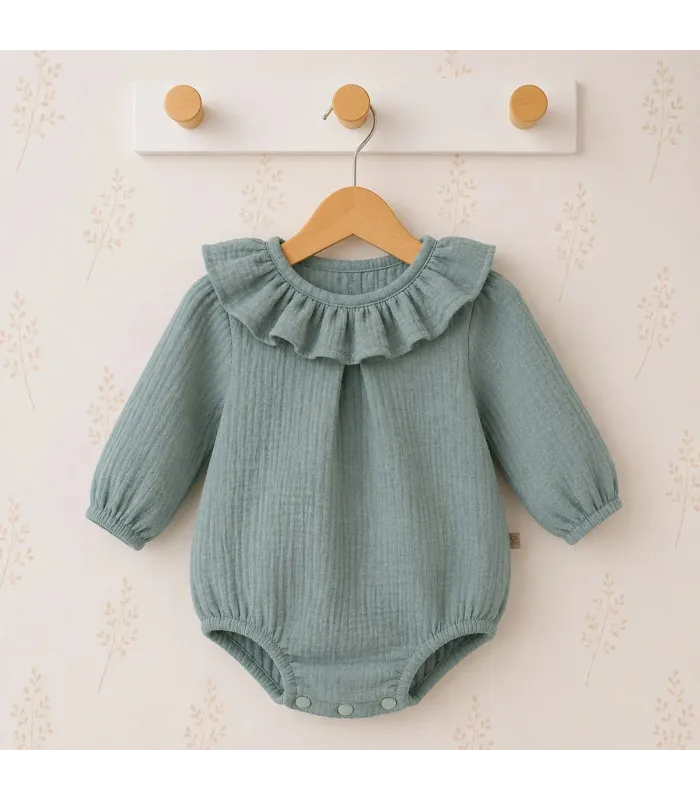 Pelele Estena bebé verde mint de 100% algodón con textura ligera y amplio cuello de volante Calamaro