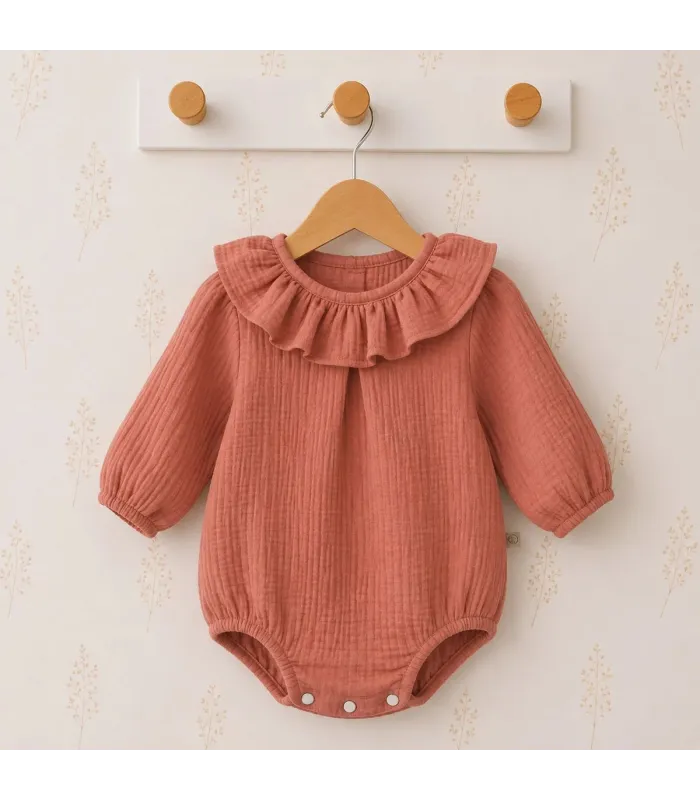 Pelele Estena bebé arcilla de 100% algodón con textura ligera y amplio cuello de volante Calamaro