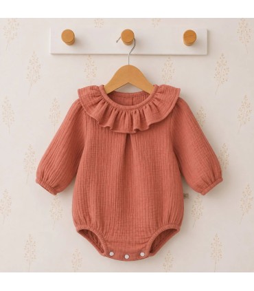 Pelele Estena bebé arcilla de 100% algodón con textura ligera y amplio cuello de volante Calamaro