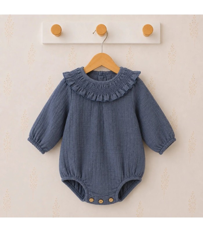 Pelele bebé Erus Azul 32519 con cuello de volante, manga larga y botones de madera