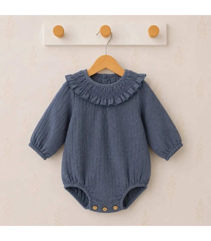 Pelele bebé Erus Azul 32519 con cuello de volante, manga larga y botones de madera