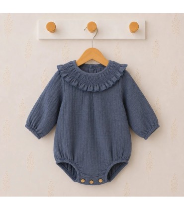 Pelele bebé Erus Azul 32519 con cuello de volante, manga larga y botones de madera