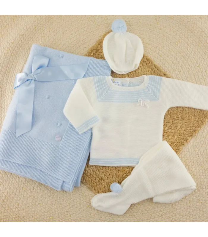 Conjunto de lana blanco con detalles celestes, polaina y capota Dulce de Fresa
