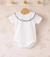 body bebé blanco cuello volante ribete azul marino algodón suave detalle verano elegante