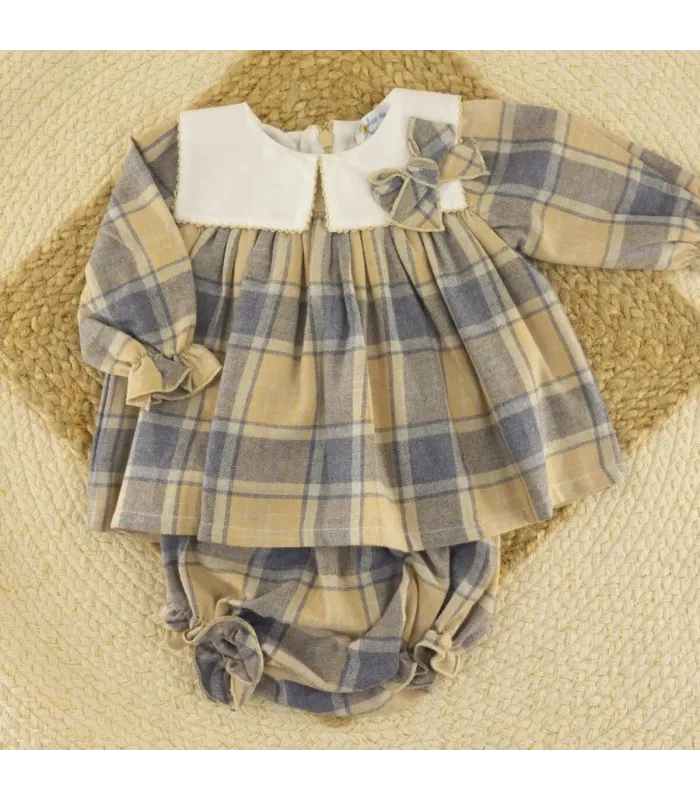 Jesusito Cuadros Suiza con estampado de cuadros azules y beige, cuello blanco y braguita a juego