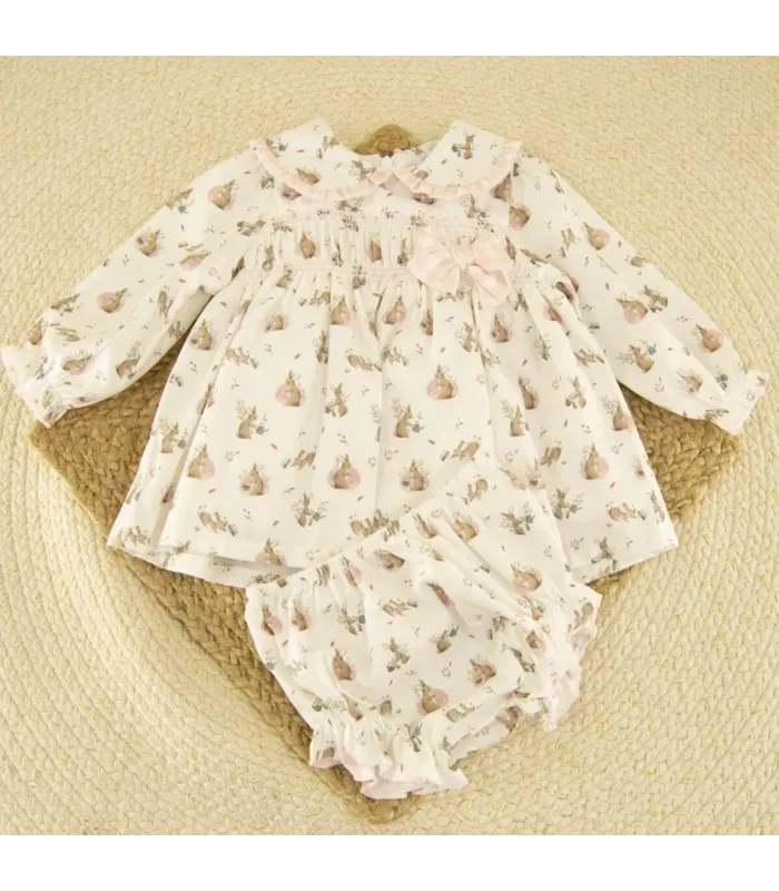 Jesusito Italia con estampado floral en tonos beige y marrón, cuello con volante y braguita a juego