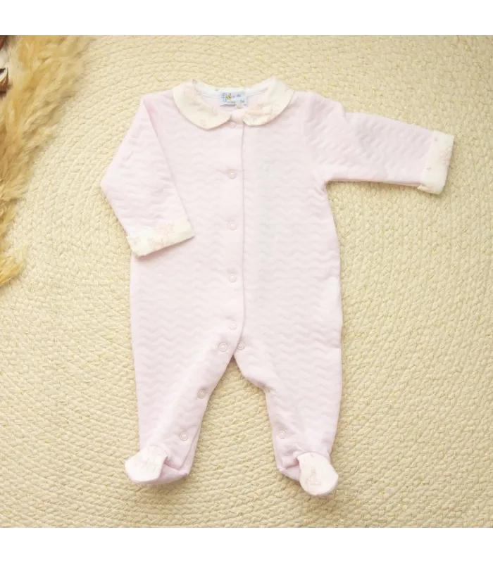 Pijama rosa para bebé de una pieza con manga larga, pies cerrados y cuello blanco decorativo