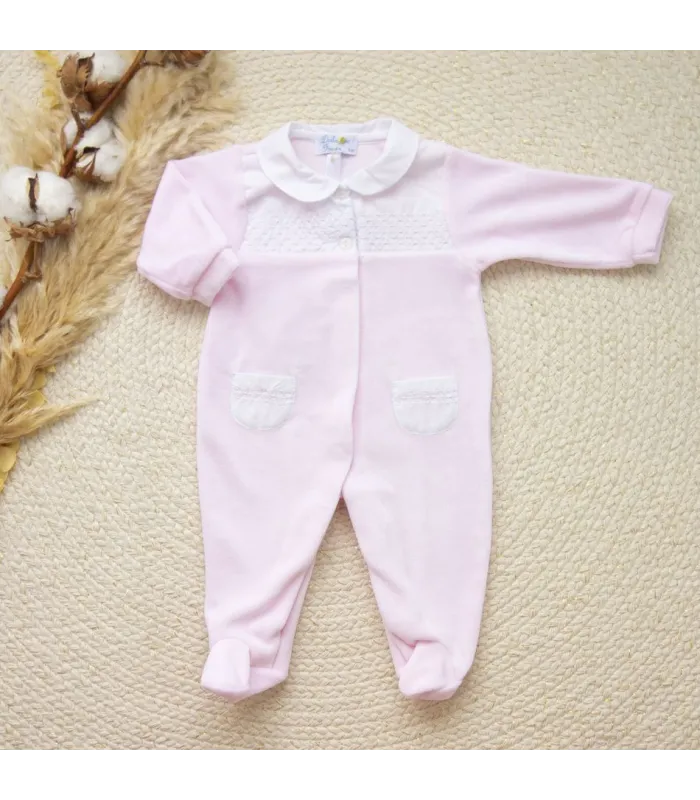 Pijama de terciopelo rosa para bebé con cuello blanco decorativo, bolsillos bordados y detalles de tejido nido de panal