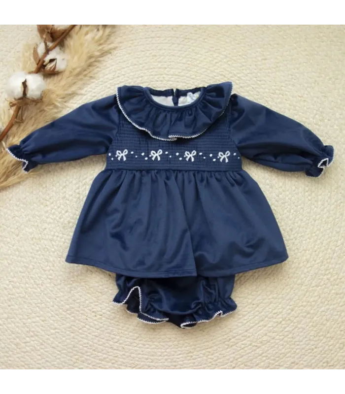 Jesusito de terciopelo azul marino para bebé niña con cuello blanco bordado, lazo decorativo y braguita a juego