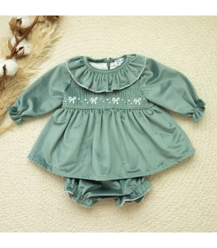 Jesusito de terciopelo verde empolvado para bebé niña con cuello blanco bordado, lazo decorativo y braguita a juego