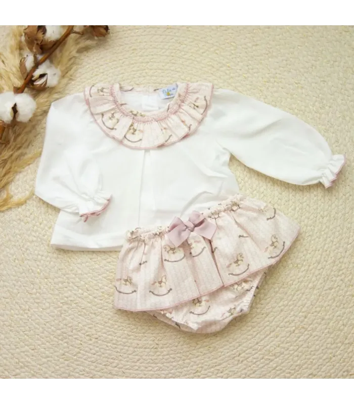 Conjunto bebé niña Ranita Volantes Balancín con blusa blanca de manga larga, cuello bordado y ranita estampada