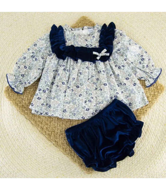 Jesusito floral con cuello y lazos de terciopelo azul marino