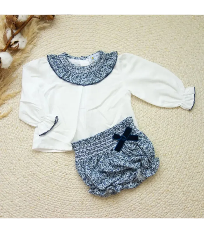 Conjunto Lazo Andorra con blusa blanca y braguita floral azul con lazo marino