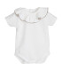 body bebé blanco cuello volante ribete arena algodón suave detalle verano natural elegante, foto catalogo.