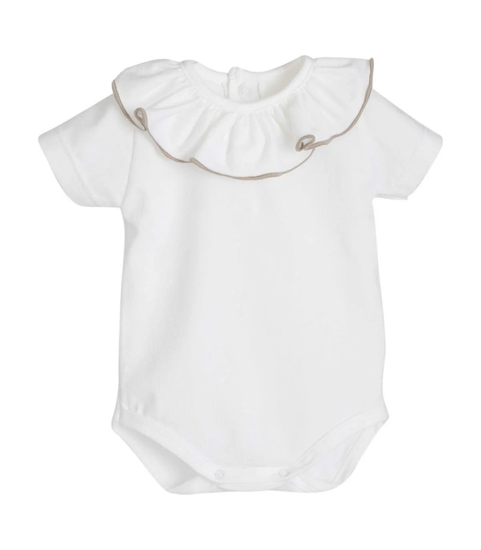 body bebé blanco cuello volante ribete arena algodón suave detalle verano natural elegante, foto catalogo.
