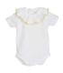 body bebé blanco cuello volante ribete amarillo suave algodón elástico detalle verano, foto catalogo.
