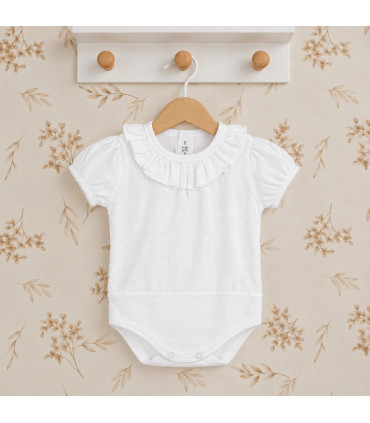 body bebé blanco plumeti cuello volante algodón relieve detalle verano elegante