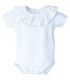 body bebé blanco cuello volante amplio algodón suave detalle verano elegante, foto catalogo.