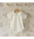 body bebé blanco empolvado cuello bebé redondo algodón elástico detalle verano