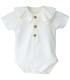 body bebé crudo cuello polo botones algodón suave detalle verano natural elegante, foto catalogo.