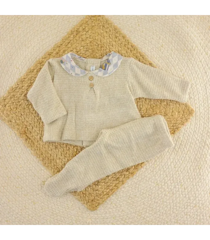 Conjunto polaina bebé beige Calamaro Mistral con jersey de punto, cuello estampado azul y beige y botones decorativos