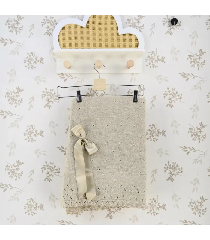 Toquilla bebé piedra de punto calado con lazo de raso beige Dulce de Fresa