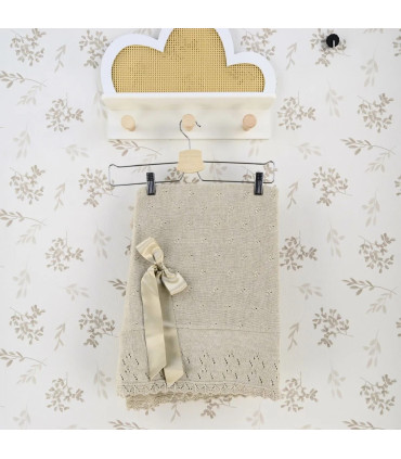 Toquilla bebé piedra de punto calado con lazo de raso beige Dulce de Fresa