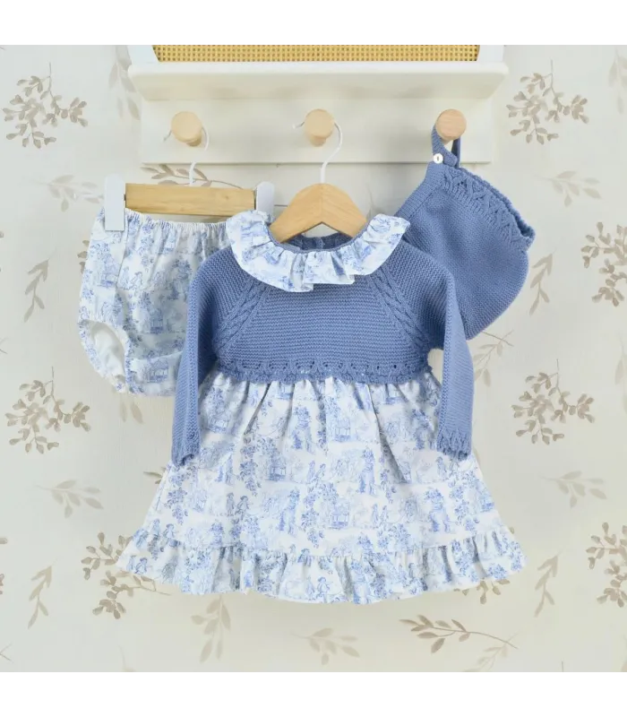 Jesusito bebé porcelana azul con vestido estampado, cuerpo de punto y capota a juego