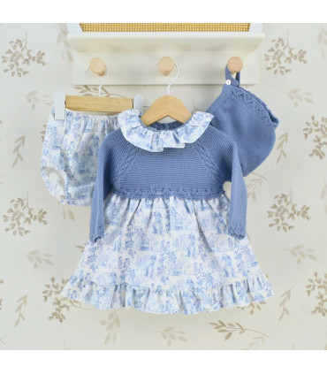 Jesusito bebé porcelana azul con vestido estampado, cuerpo de punto y capota a juego