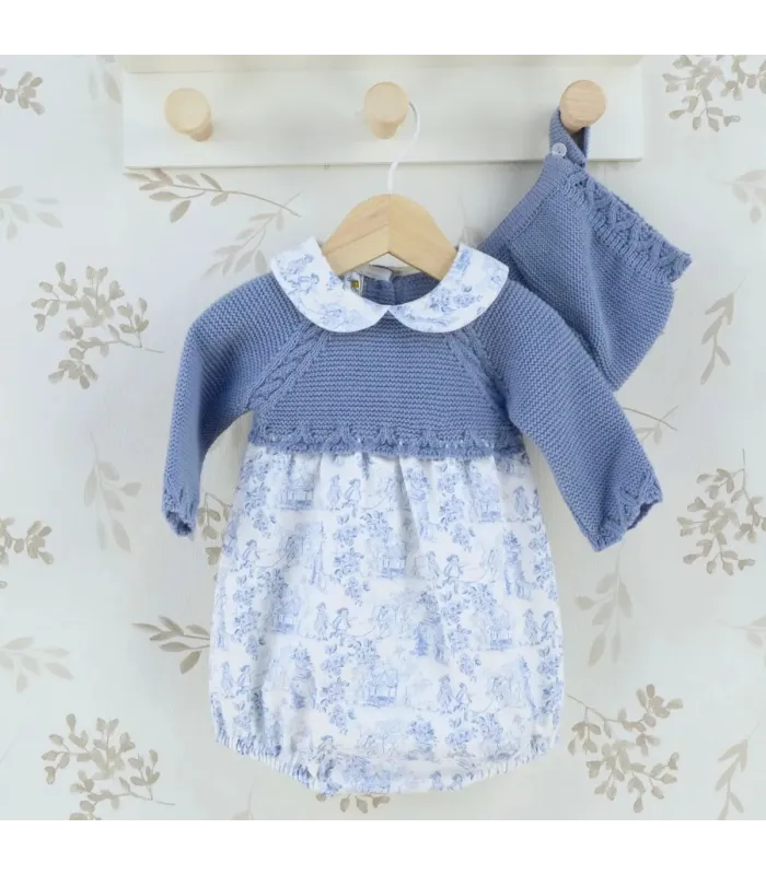 Pelele bebé porcelana azul con cuerpo de punto, tejido estampado y capota a juego