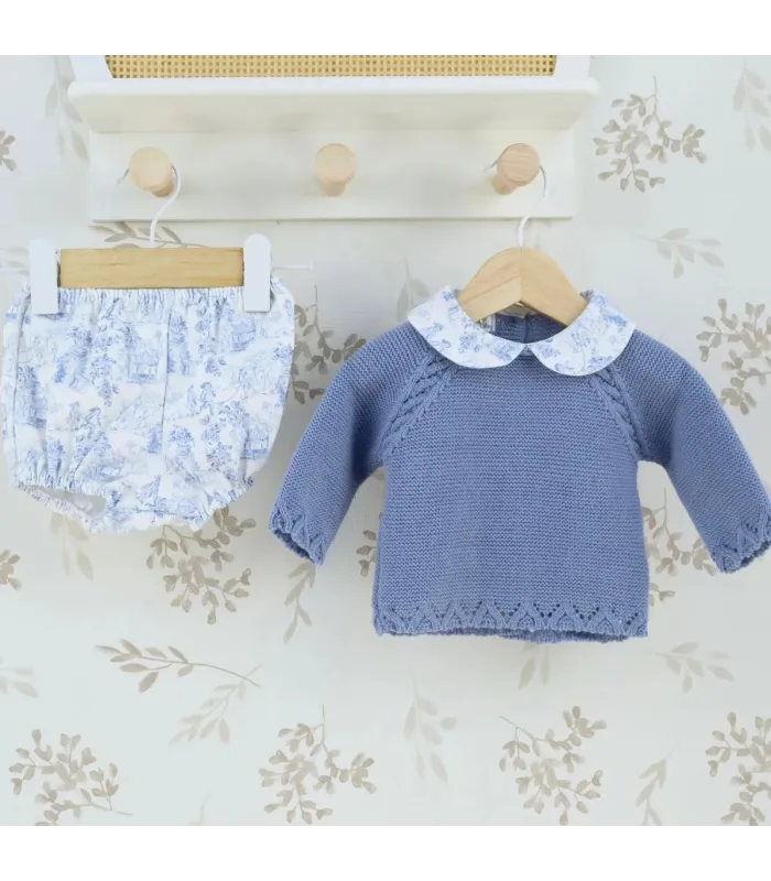 Conjunto bebé porcelana azul con jersey de punto y pololo estampado de algodón