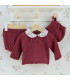 Conjunto pololo bebé granate con jersey de punto calado, pololo trenzado y cuello floral Dulce de Fresa