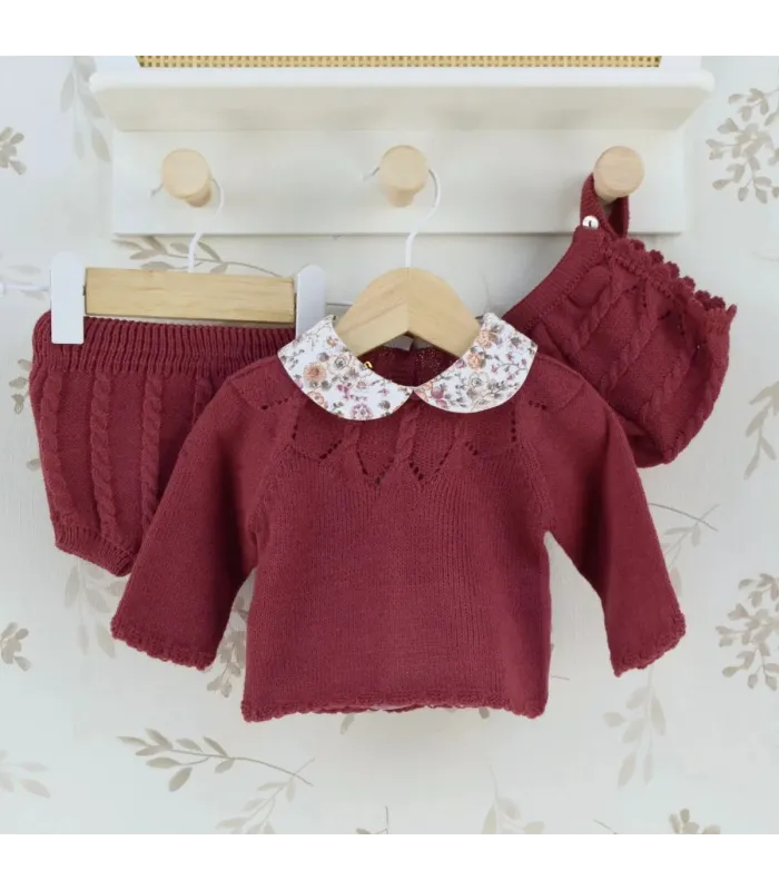 Conjunto pololo bebé granate con jersey de punto calado, pololo trenzado y cuello floral Dulce de Fresa