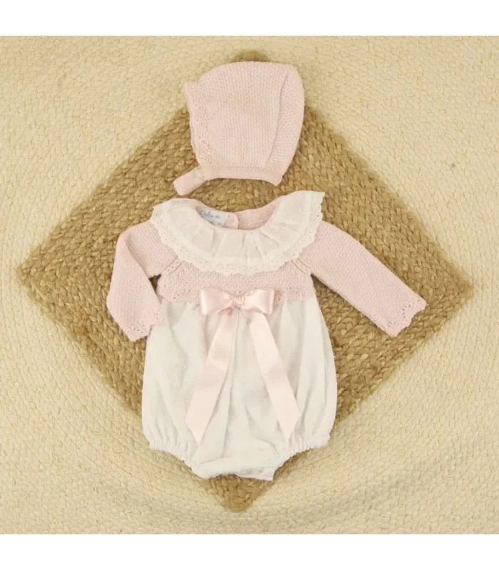 Pelele Minerva rosa con capota a juego y cuello blanco