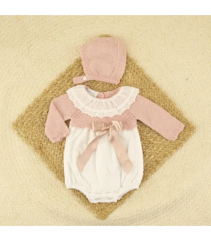 Pelele Minerva rosa palo con capota a juego y cuello blanco