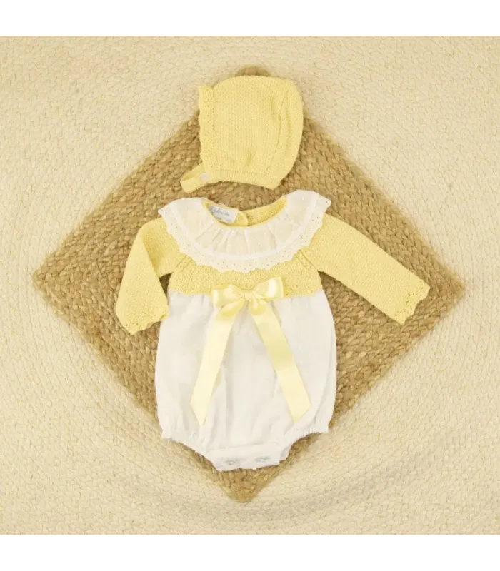Pelele Minerva amarillo con capota a juego y cuello blanco
