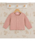 Chaqueta larga Cóndor Rosa Empolvado 544 de punto bobo con botones delanteros. Fondo estudio.