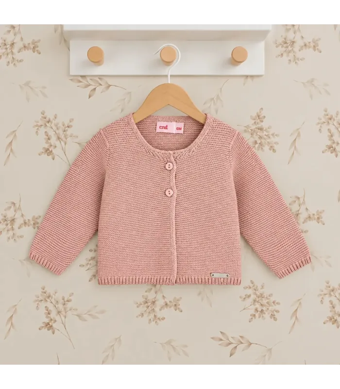 Chaqueta larga Cóndor Rosa Empolvado 544 de punto bobo con botones delanteros. Fondo estudio.
