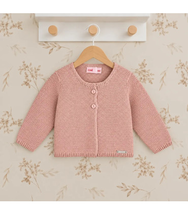 Chaqueta larga Cóndor Rosa Empolvado 544 de punto bobo con botones delanteros. Fondo estudio.