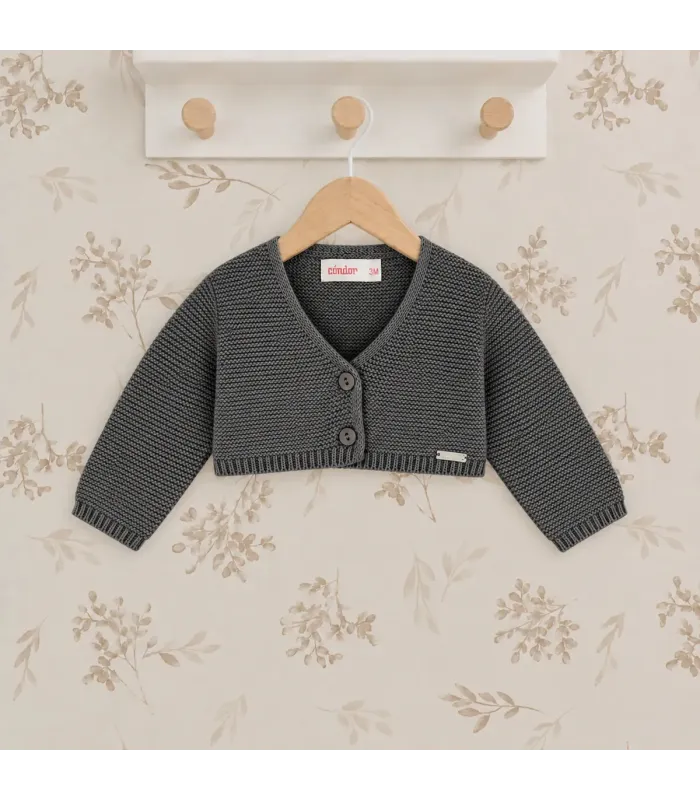Chaqueta Cóndor Gris Antracita de punto bobo. Fondo estudio.