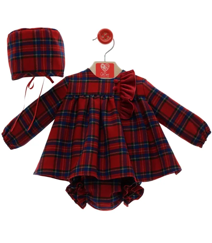 vestido, braguita y capota en tela roja escocesa para bebé en fondo blanco