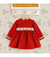 Vestido rojo de niña Babyfer con encaje beige Fondo estudio.