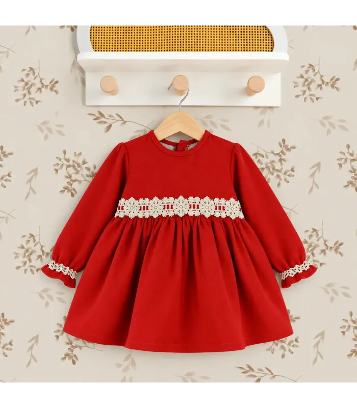 Vestido rojo de niña Babyfer con encaje beige Fondo estudio.