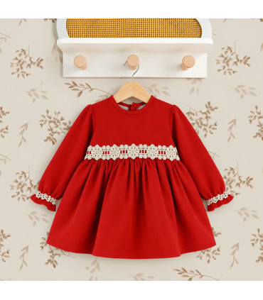 Vestido rojo de niña Babyfer con encaje beige Fondo estudio.